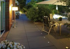 Metten Licht im Garten